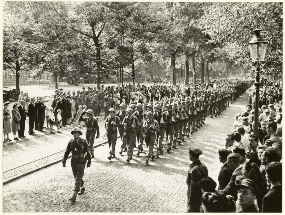 Militaire parade op de Dreef, afgenomen door het Gemeentebestuur en de garnizoenscommandant. NL-HlmNHA 54004514