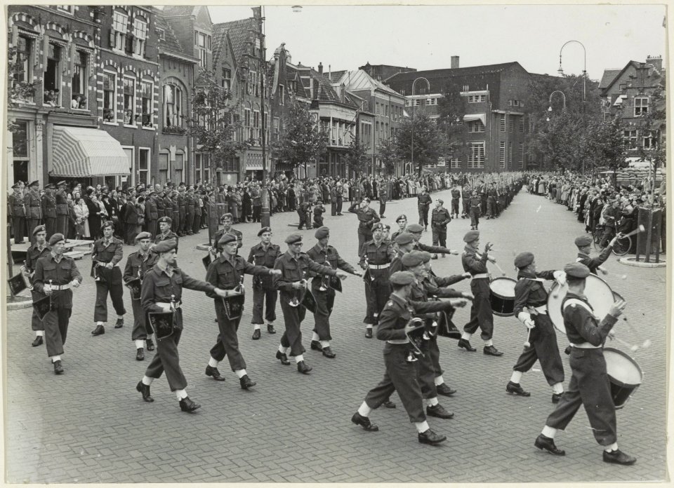 Militaire parade op de Ged. Oude Gracht. NL-HlmNHA 54004602