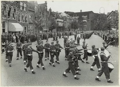 Militaire parade op de Ged. Oude Gracht. NL-HlmNHA 54004602