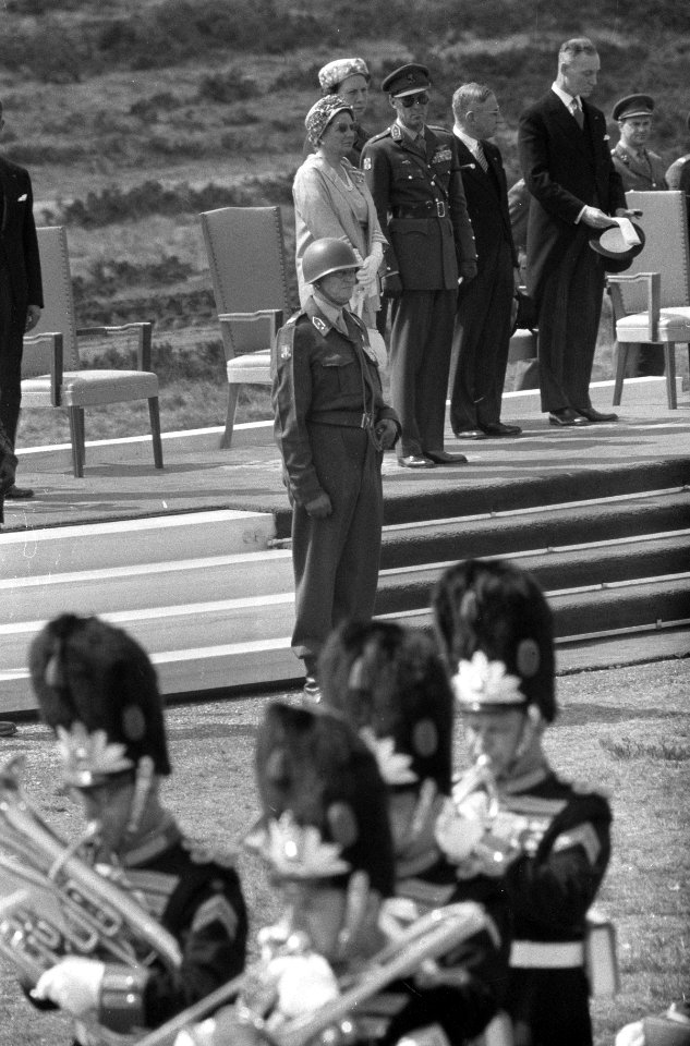 Militaire parade bij Ede voor koningin Juliana en prins Bernhard, Bestanddeelnr 911-2199