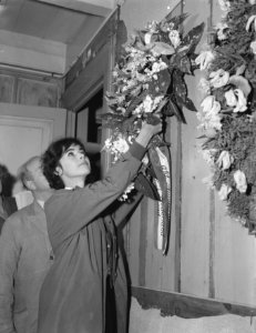 Milly Perkins bezoekt het Achterhuis aan de Prinsengracht, Bestanddeelnr 910-3994