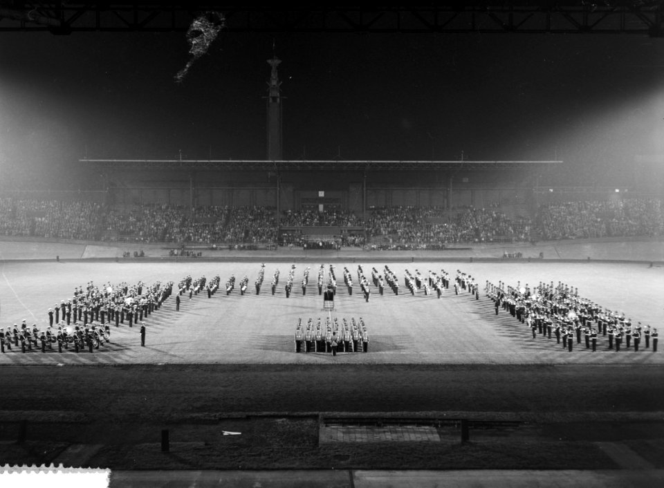 Militaire taptoe 1960 in het Olympische Stadion te Amsterdam, Bestanddeelnr 911-5891