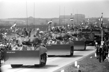Militaire parade bij Ede voor koningin Juliana en prins Bernhard, Bestanddeelnr 911-2194