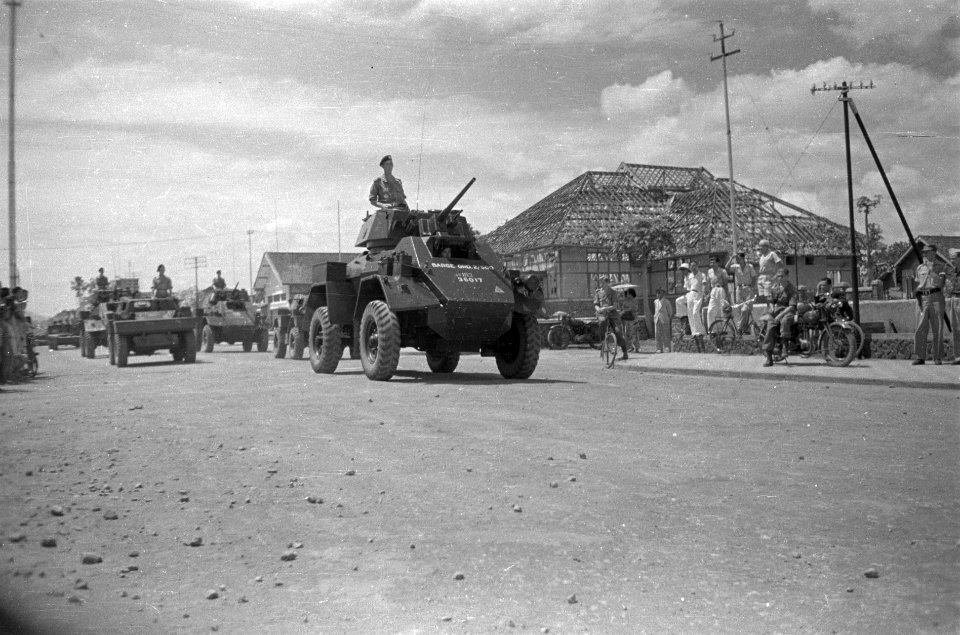 Militaire parade. Humber pantserwagens. In de achtergrond verwoest gebouw, Bestanddeelnr 3913