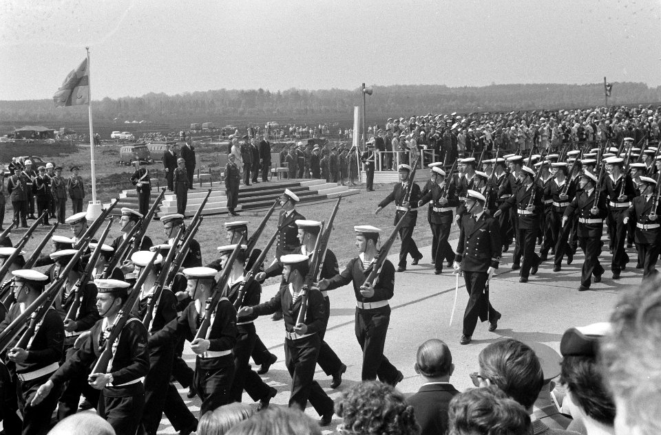 Militaire parade bij Ede voor koningin Juliana en prins Bernhard, Bestanddeelnr 911-2189