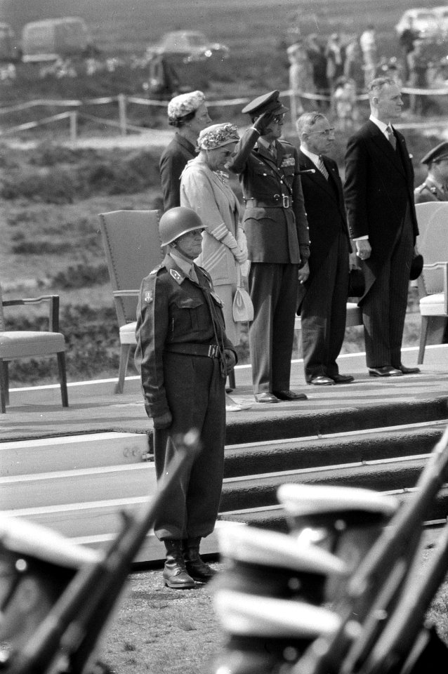 Militaire parade bij Ede voor koningin Juliana en prins Bernhard, Bestanddeelnr 911-2191
