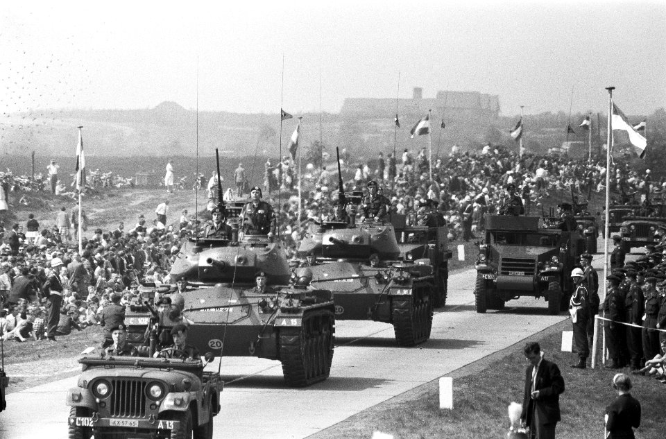 Militaire parade bij Ede voor koningin Juliana en prins Bernhard, Bestanddeelnr 911-2195