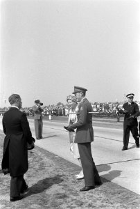Militaire parade bij Ede voor koningin Juliana en prins Bernhard het koninklijk, Bestanddeelnr 911-2197