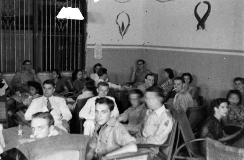 Militairen, mannen in burger en dames in een kantine, Bestanddeelnr 395
