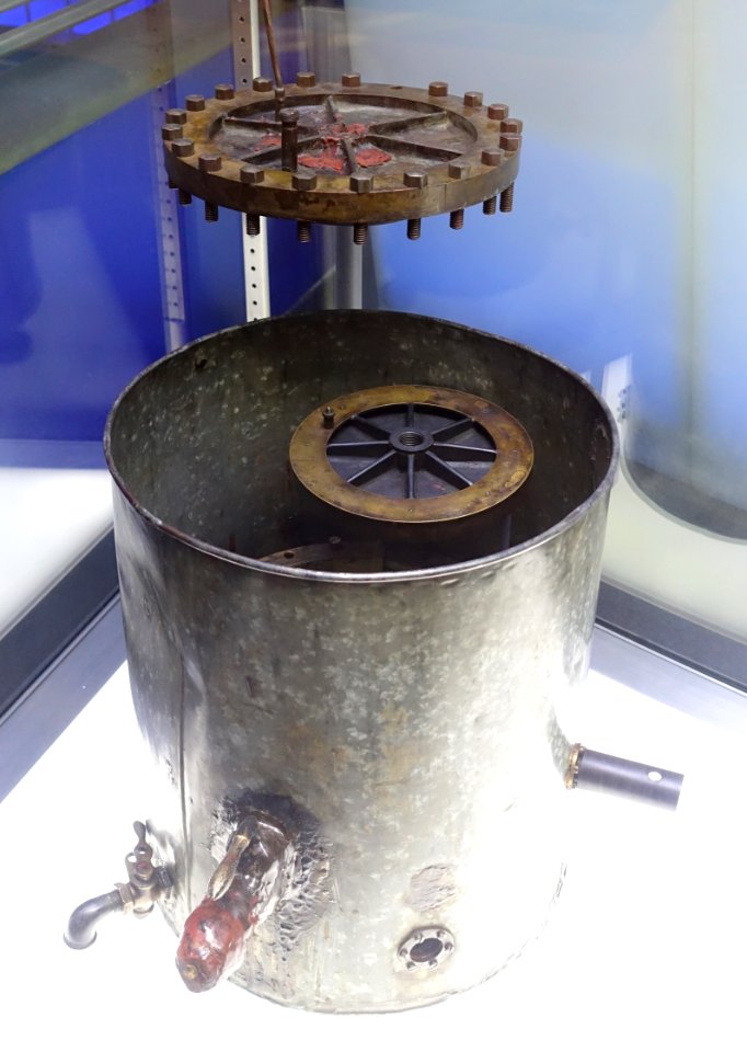 Millikan's Oil Drop apparatus, c. 1916, used by Robert Millikan and Harvey Fletcher in several experiments to measure an electron's charge - Museum of Science and Industry (Chicago) - DSC06505