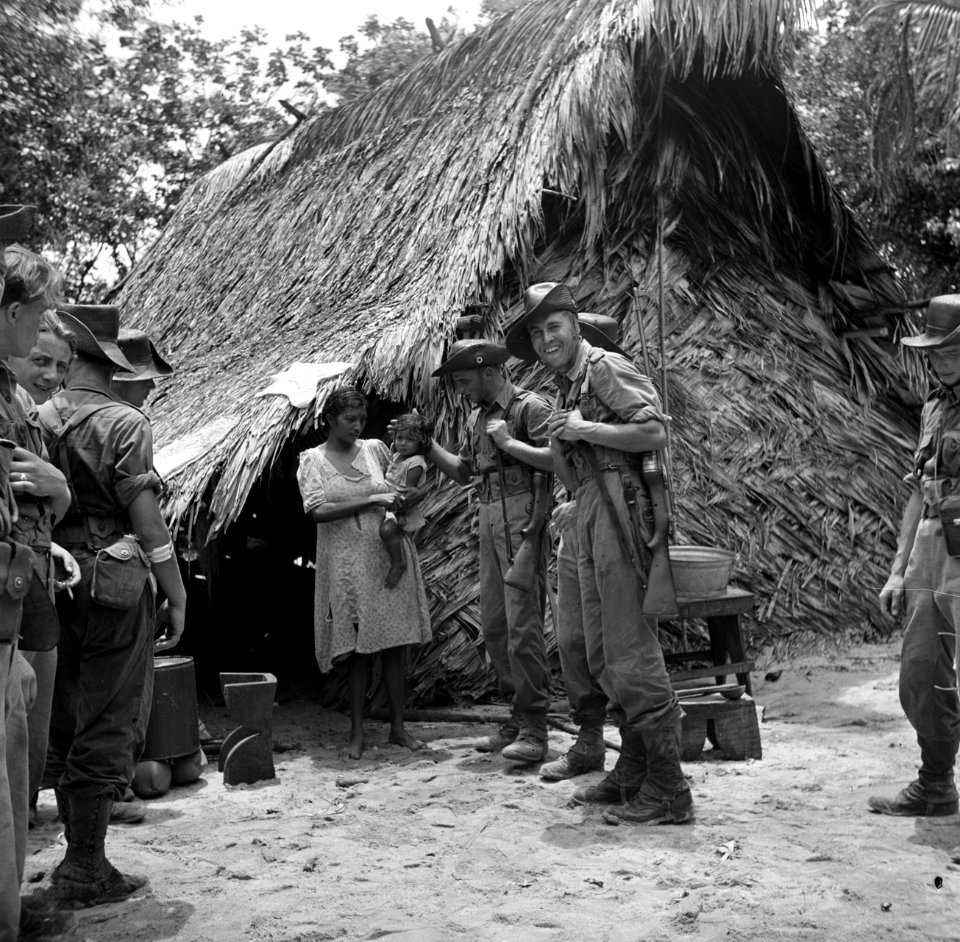 Militairen in het Indianendorp Matta in Suriname, Bestanddeelnr 252-6376