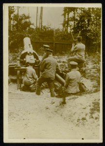Militairen bedienen een kanon, Bestanddeelnr 158-0349