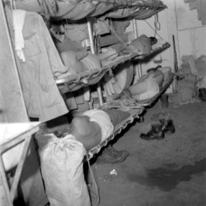 Militairen aan boord van de Sainfoin, varend tussen Malakka en Indonesië, Bestanddeelnr 255-8223