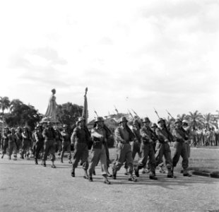 Militaire parade op het Oranjeplein in Paramaribo. Op de achtergrond het standbe, Bestanddeelnr 252-6316