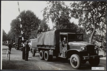 Militairen, troepentransporten, controles, accijnzen, battle royal, Bestanddeelnr 049-0323