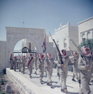Militaire parade van de koninklijke lijfwacht bij de poort van het paleis te Amm, Bestanddeelnr 255-9756