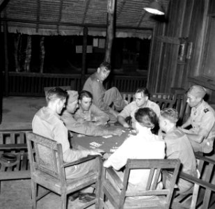Militairen aan het kaarten in hun kampement, Bestanddeelnr 252-6391