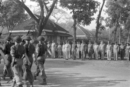 Militaire parade t.g.v. uitreiken van een onderscheiding van de Bronzen Leeuw aa, Bestanddeelnr 26-6-1