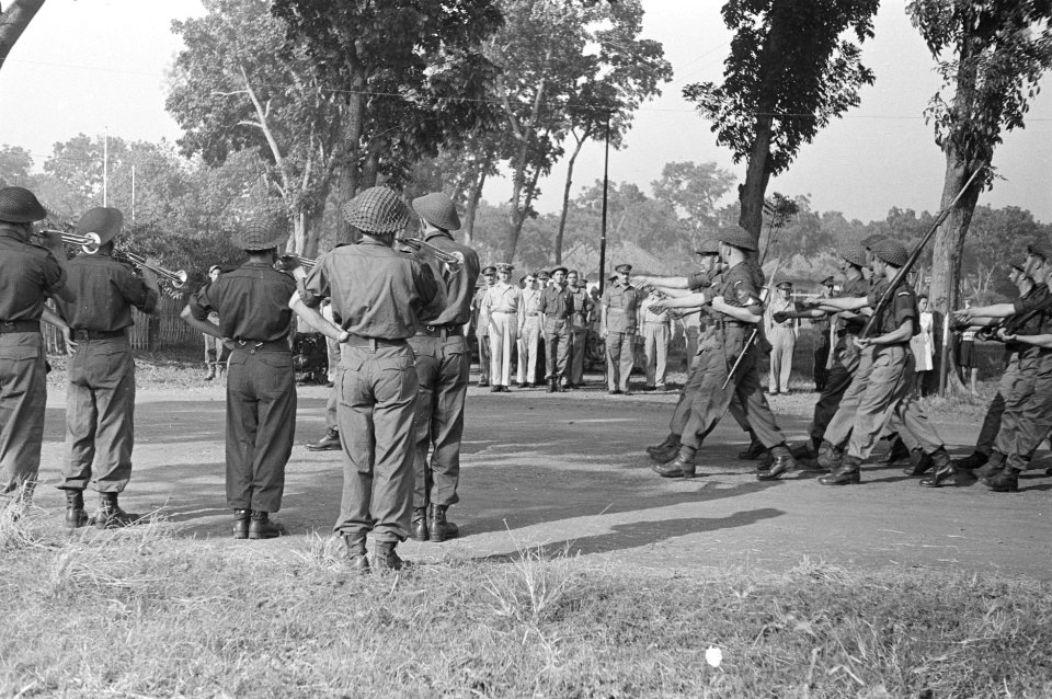 Militaire parade t.g.v. uitreiken van een onderscheiding van de Bronzen Leeuw aa, Bestanddeelnr 26-6-3