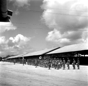 Militaire parade bij de kazerne in Paramaribo Rechts een muziekkorps, Bestanddeelnr 252-6331