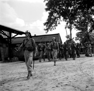 Miltaire parade bij de kazerne in Paramaribo, Bestanddeelnr 252-6328