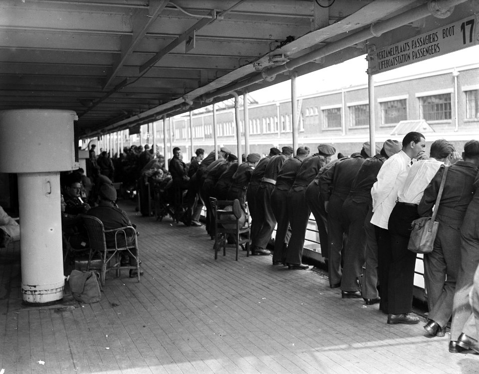 Militairen aan boord van schip, Bestanddeelnr 934-6919