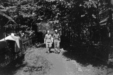 Militairen in een plaatsje nabij Purwakarta (West-Java) hebben een zwembad, dat , Bestanddeelnr 463