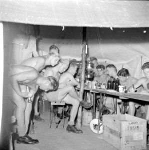 Militairen in een tent in kamp Morib Beach op Malakka, Bestanddeelnr 255-8371