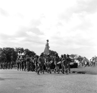 Militaire parade op het Oranjeplein in Paramaribo. Op de achtergrond het standbe, Bestanddeelnr 252-6315