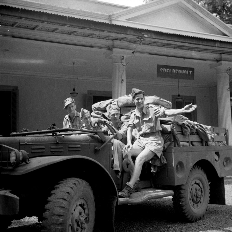 Militairen in een vrachtauto in Spelderholt, het verblijf van de hoofdverbinding, Bestanddeelnr 255-8322