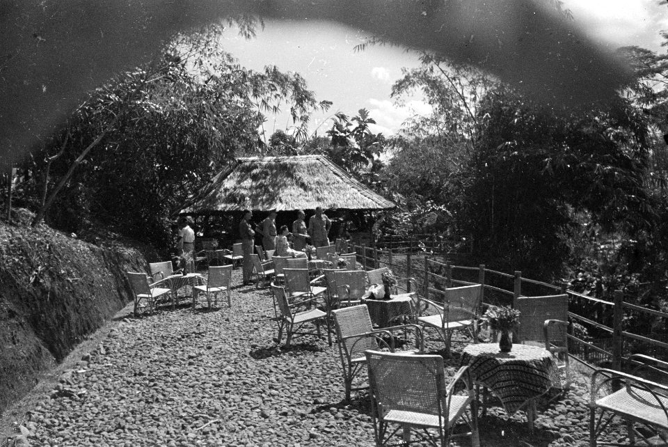 Militairen in een plaatsje nabij Purwakarta (West-Java) hebben een zwembad, dat , Bestanddeelnr 466