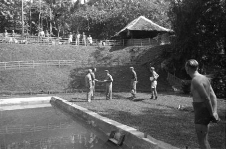 Militairen in een plaatsje nabij Purwakarta (West-Java) hebben een zwembad, dat , Bestanddeelnr 460