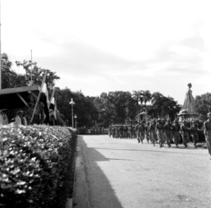 Militaire parade op het Oranjeplein in Paramaribo Op de achtergrond het standbe, Bestanddeelnr 252-6319