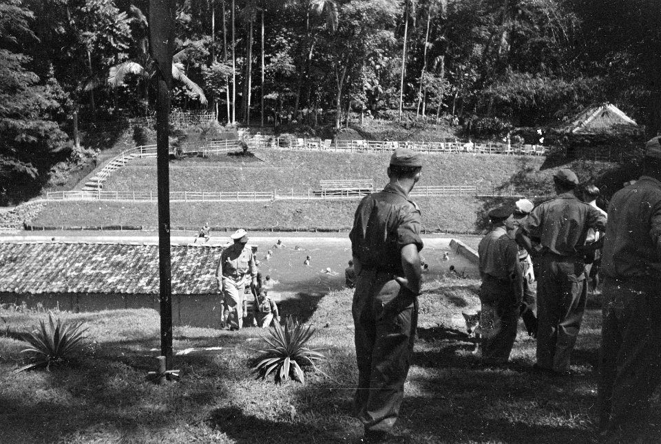 Militairen in een plaatsje nabij Purwakarta (West-Java) hebben een zwembad, dat , Bestanddeelnr 465