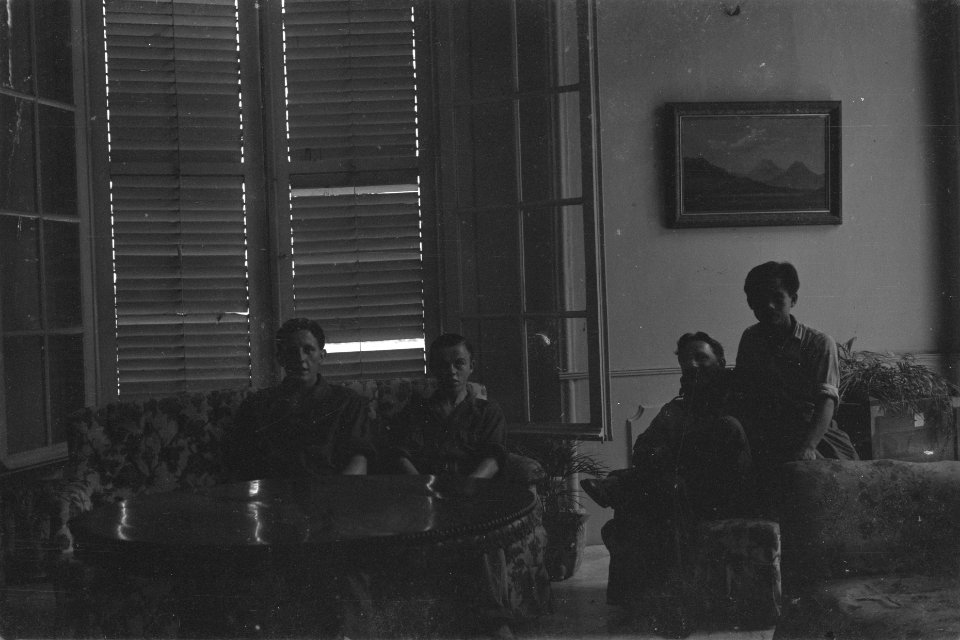 Militairen in een lounge, Bestanddeelnr 118-2-11