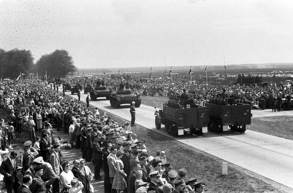 Militaire parade bij Ede voor koningin Juliana en prins Bernhard, Bestanddeelnr 911-2186