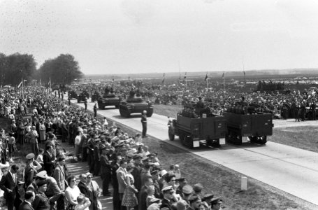 Militaire parade bij Ede voor koningin Juliana en prins Bernhard, Bestanddeelnr 911-2186