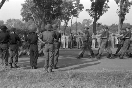 Militaire parade t.g.v. uitreiken van een onderscheiding van de Bronzen Leeuw aa, Bestanddeelnr 26-6-2
