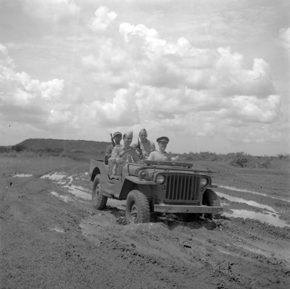 Militairen in een jeep, Bestanddeelnr 255-6985