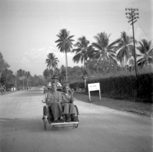 Militairen in een betjah vanaf het tentenkamp op weg naar Ipoh, Bestanddeelnr 255-8387