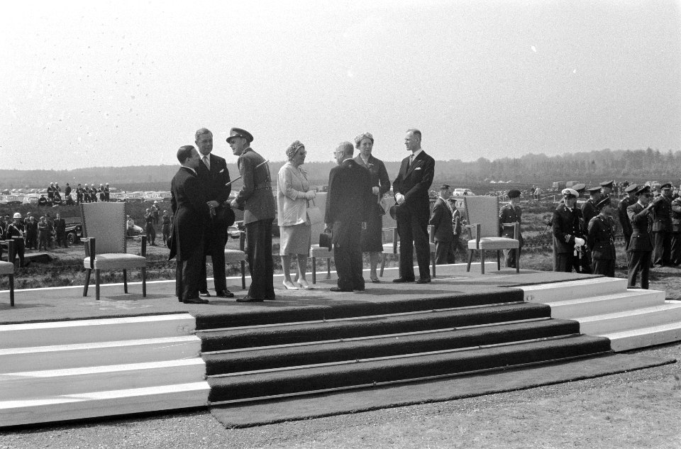 Militaire parade bij Ede voor koningin Juliana en prins Bernhard, Bestanddeelnr 911-2183