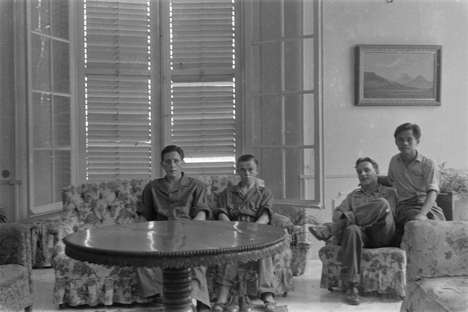 Militairen in een lounge, Bestanddeelnr 118-2-12