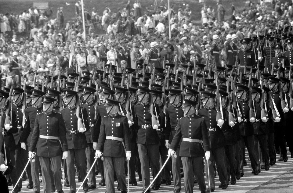 Militaire parade bij Ede voor koningin Juliana en prins Bernhard, Bestanddeelnr 911-2188