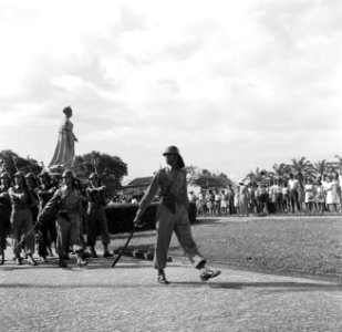 Militaire parade op het Oranjeplein in Paramaribo. Op de achtergrond het standbe, Bestanddeelnr 252-6318