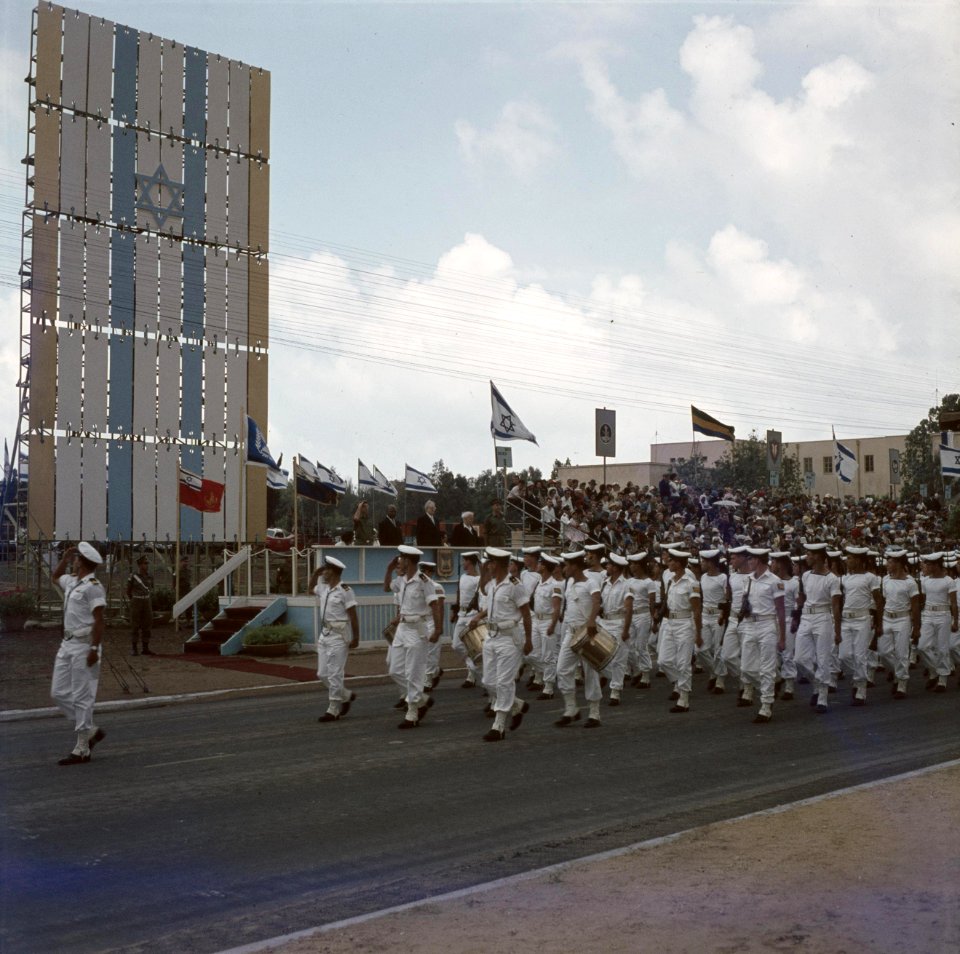 Militaire parade bij gelegenheid van Onafhankelijkheidsdag. Een afdeling marinie, Bestanddeelnr 255-9307