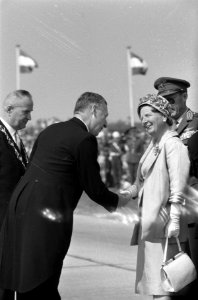 Militaire parade bij Ede voor koningin Juliana en prins Bernhard het koninklijk, Bestanddeelnr 911-2190