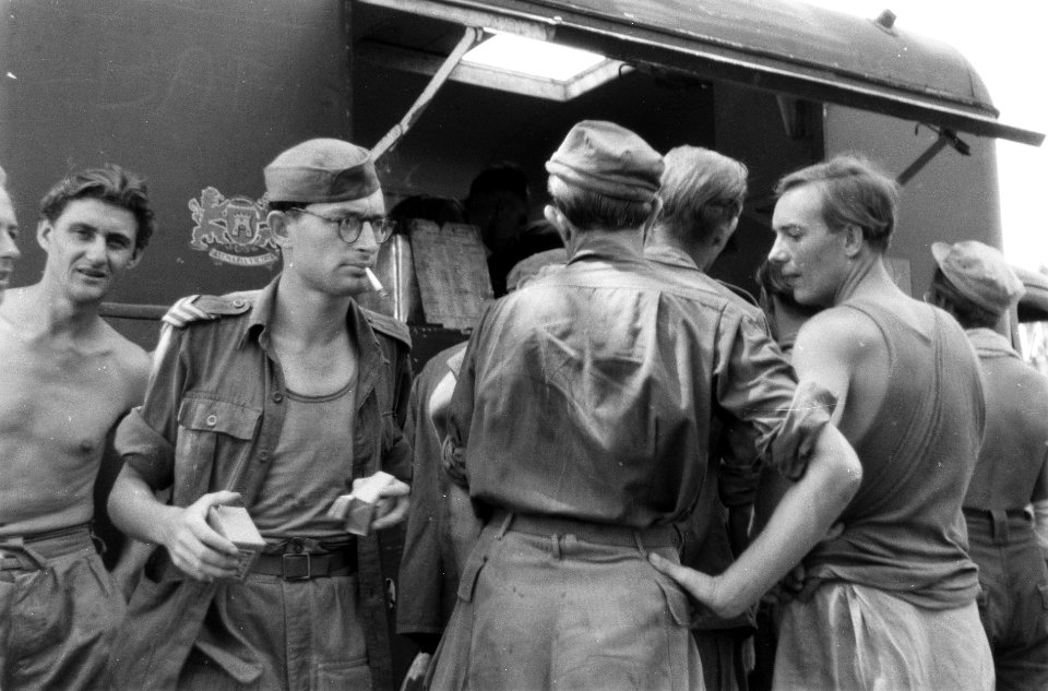 Militairen bij een mobiele kantine (geschonken door de burgerij van Alkmaar), Bestanddeelnr 5696