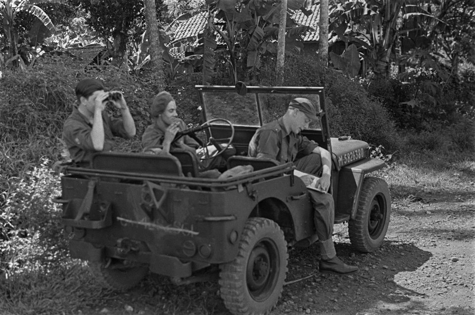 Militairen in een jeep, Bestanddeelnr 129-1-6