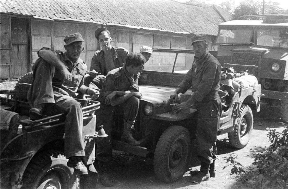 Militairen bij jeeps, Bestanddeelnr 7011