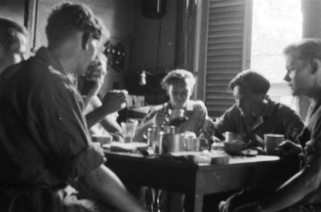 Militairen geschaard rond een eettafel, Bestanddeelnr 382-6-3